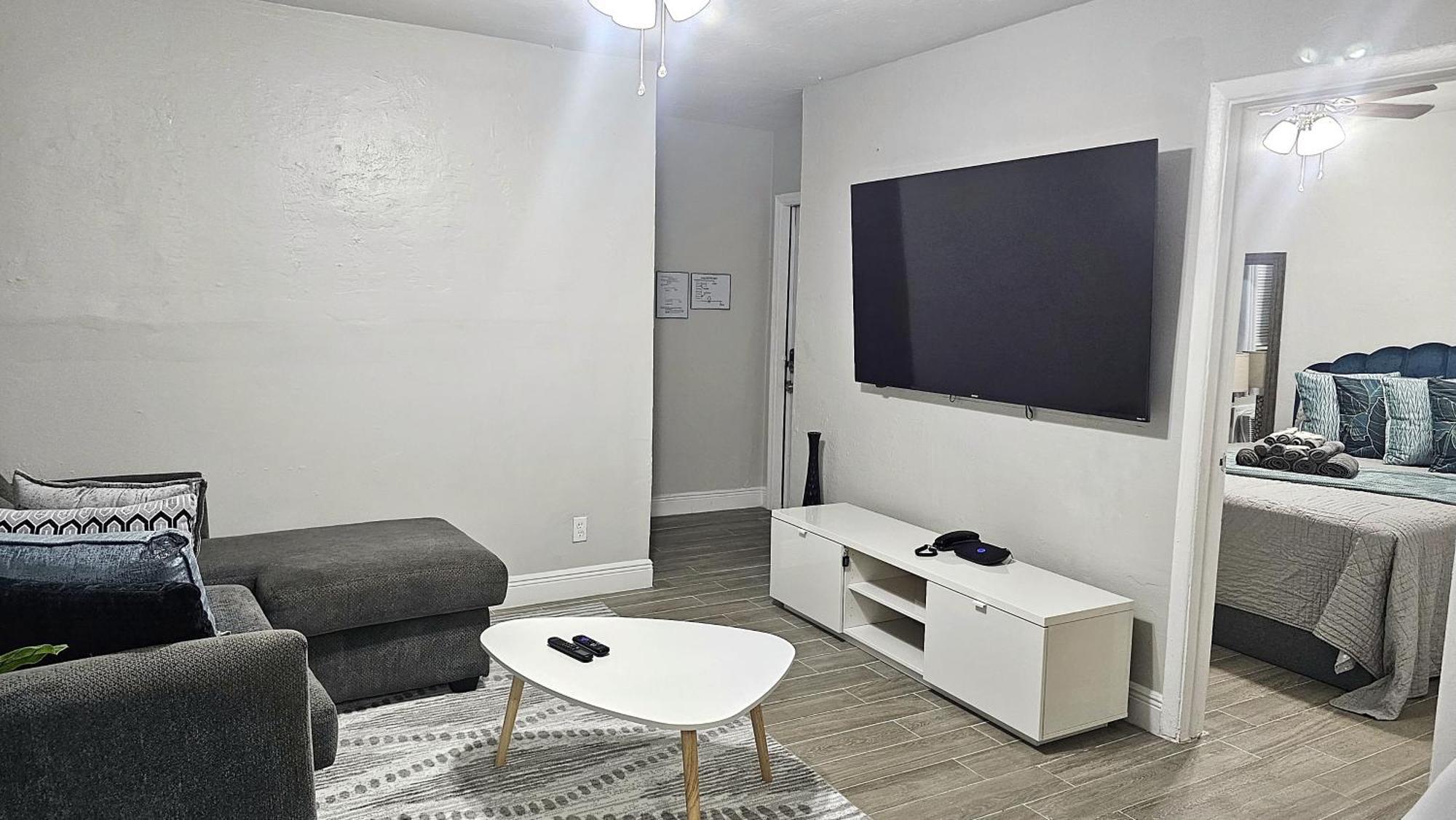 Big Tv Apartment 5 Miles From Hard Rock Casino Hollywood Bagian luar foto